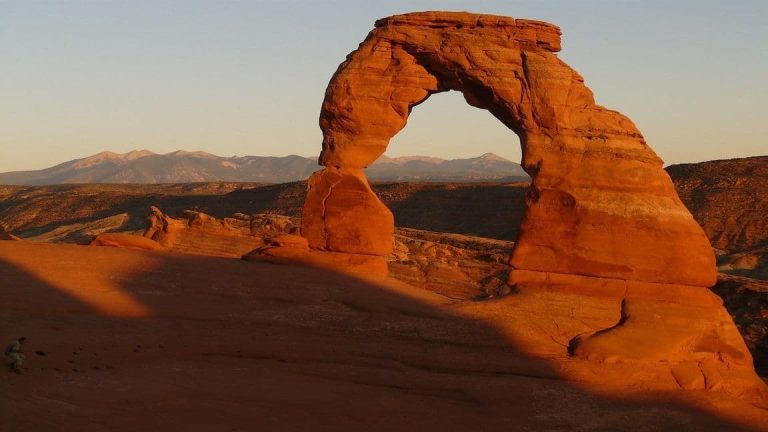 16:9 Arch (LoggaWiggler/Pixabay)