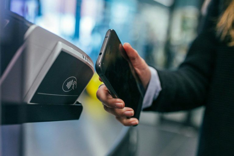 Contactless payment via a mobile phone (Jonas Lupe/Unsplash)