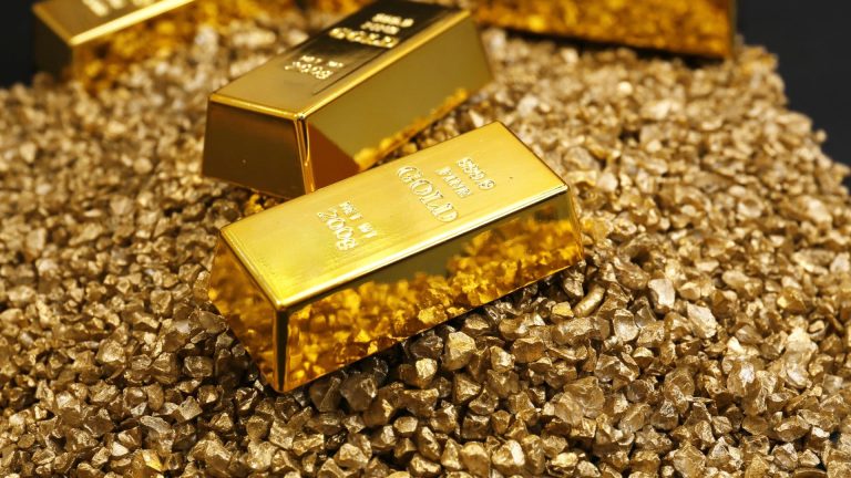 Gold breaks $3,000 an ounce (shutterstock)