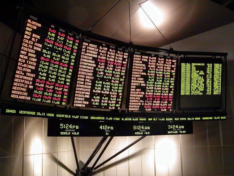 Securities prices showing up on screens (klip game/Wikimedia Commons)