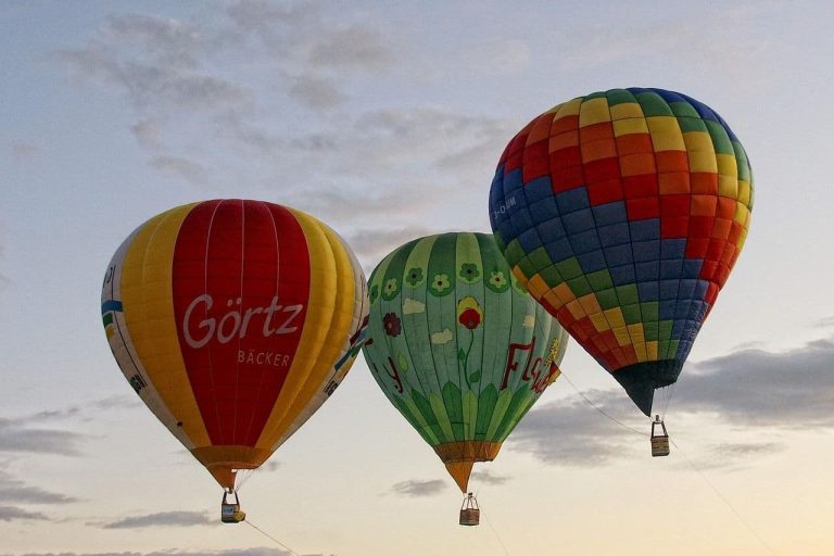 Hot air balloons aloft (lizzyliz/Pixabay)