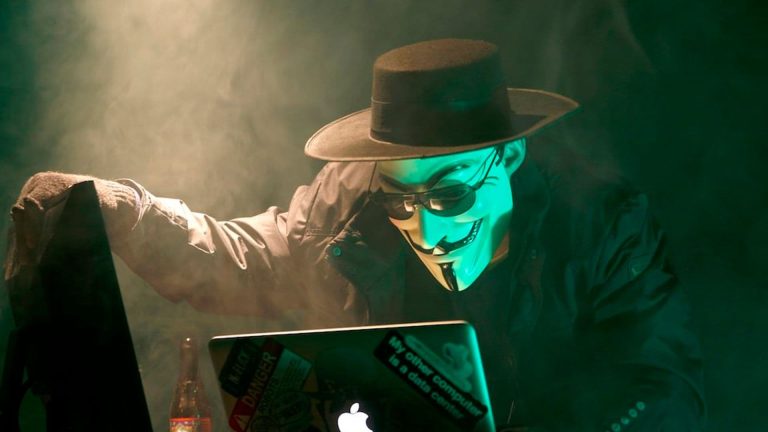 hacker (Unsplash)