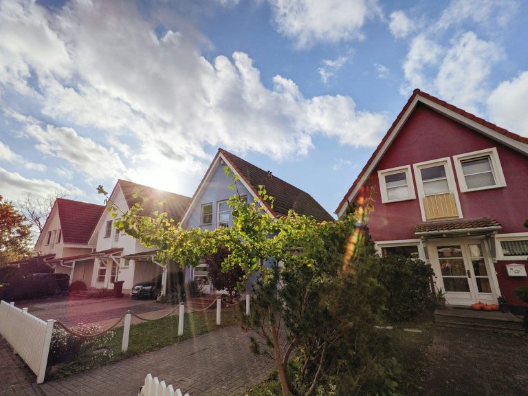 Houses in a neighbourhood for mortgage (Paul Kapischka/Unsplash)