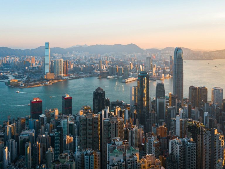 Hong Kong harbor during a sunrise (Manson Yim/Unsplash)
