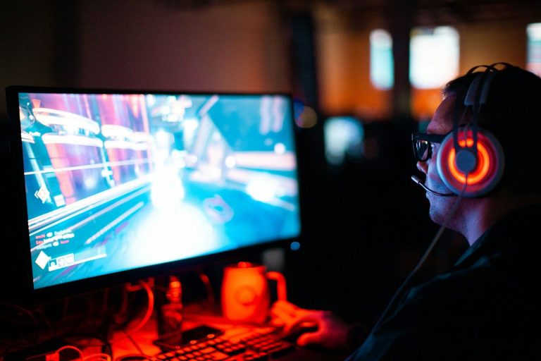 Gaming on a computer (Sean Do/Unsplash)