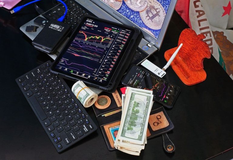 DXY and BTC. (sergeitokmakov/Pixabay)