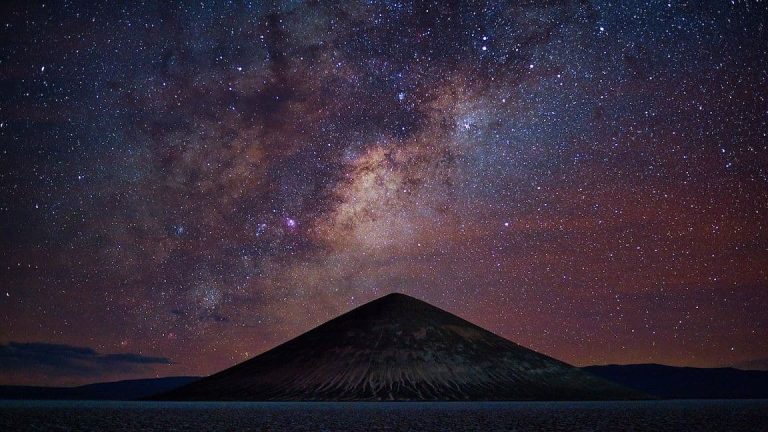 A mountain outlined against a starry sky (sebadelval/Pixabay)